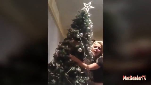 Пьяная девушка ТАНЦУЕТ с ЁЛКОЙ