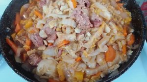 Капуста тушёная с тушёнкой.