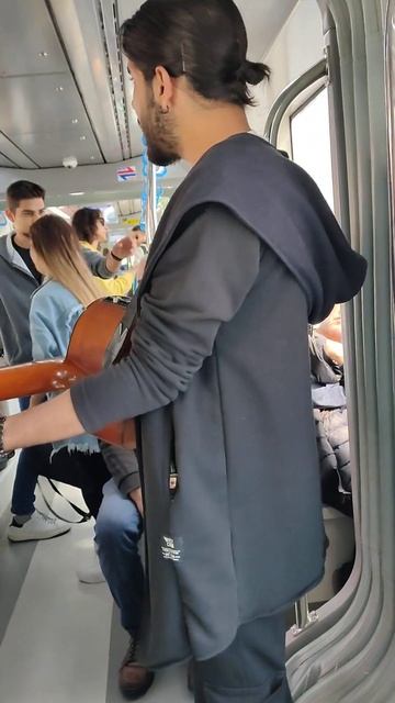 ПАРЕНЬ В ЄЛЕКТРИЧКЕ КРАСИВО ПОЕТ.ТУРЦИЯ.ИЗМИР #переез смотреть онлайн