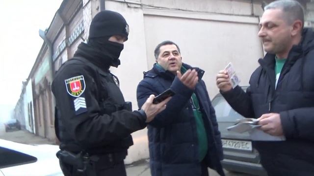 Водитель р@зьеб@л полицейского и уехал