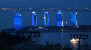 Вид из парка "Олень повернул голову" на город в сумерках (Санья, Хайнань, Китай)