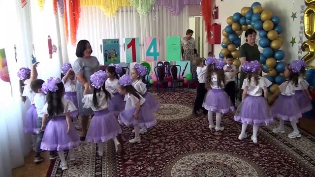 Танец с воспитателями "Обнимашки" на выпуск в детском ? смотреть онлайн