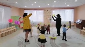 Танец с цветами на 8 марта 2024 первая младшая группа