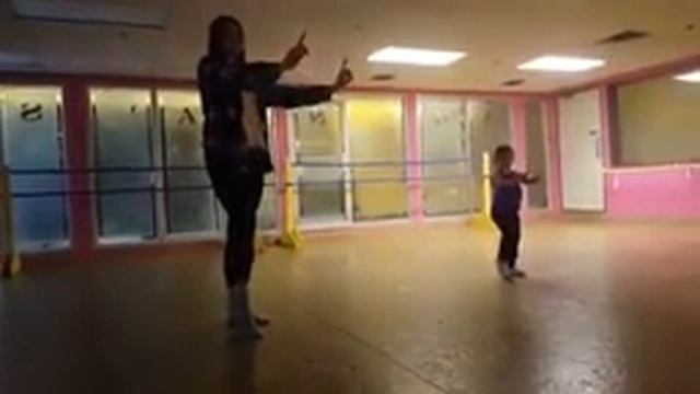 Девочка с синдромом Дауна учится танцевать хип хоп смотреть онлайн