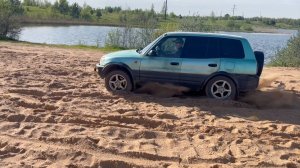 Toyota RAV4 (XA11) 1 -е поколение 1997 г. демонстрация работы полного привода