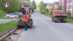 Дорожно-коммунальная служба продолжает уборку мусора с городских дорог