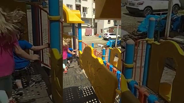 Дети играют в динозавриков на площадке и танцуют Арам- смотреть онлайн