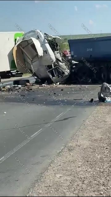 На саратовской трассе столкнулись три грузовика смотреть онлайн