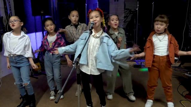 "Стой! Не танцуй!" исполняют вокалистки Академии творч?