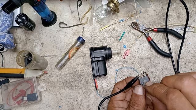 Проверка моторчика корректора фар. Очень просто !!!