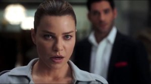 Люцифер закрывает Хлою от пуль, своими крыльями