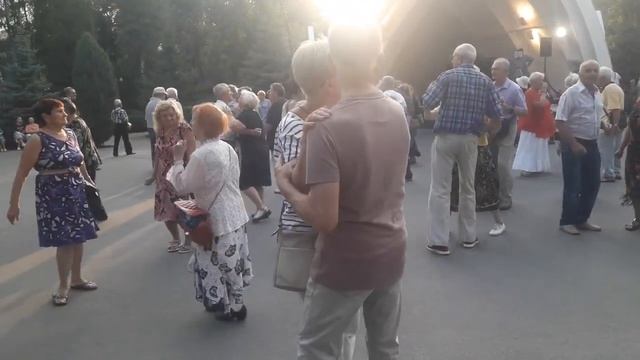 А ты опять сегодня не пришла!!!💃🌹Танцы в парке Горько смотреть онлайн