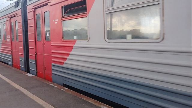 Электропоезд ЭТ2М-090 Сообщением С.Петербург-Тосно Прибывает на станцию Сортировочная Им. Морозова смотреть онлайн