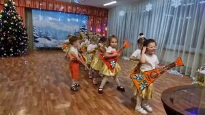 Танец с балалайками в младшей группе детского сада.