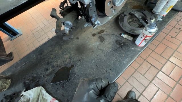 БМВ 220i замена задних тормозов. смотреть онлайн