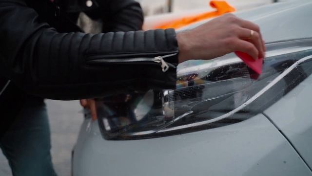 Оклеили фары пленкой на улице за 6 минут! смотреть онлайн