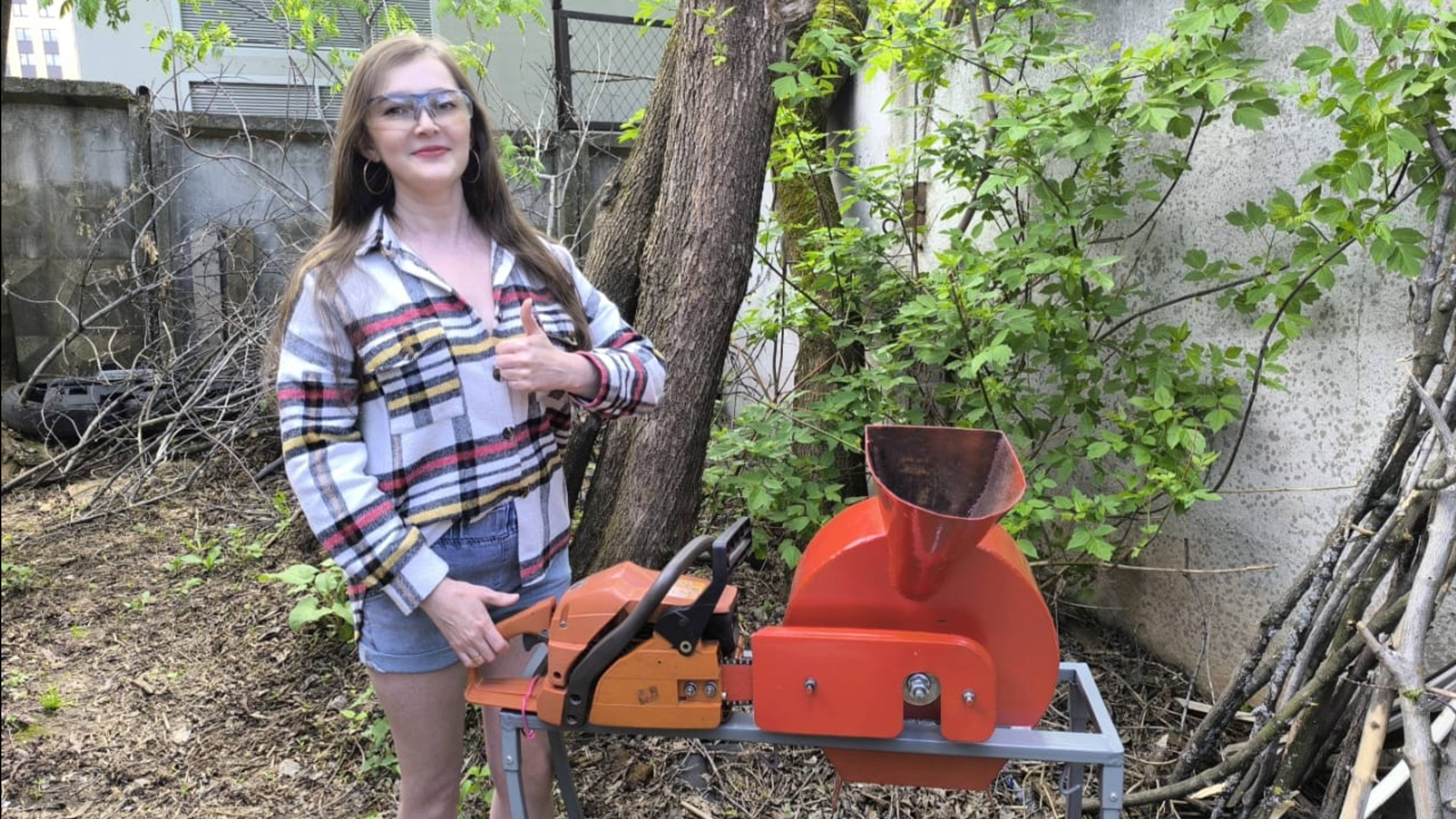 Испытание самодельного измельчителя веток, работает от бензопилы.