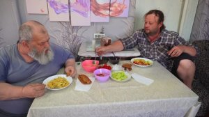 Готовим картошку и вкусно кушаем вместе с папой