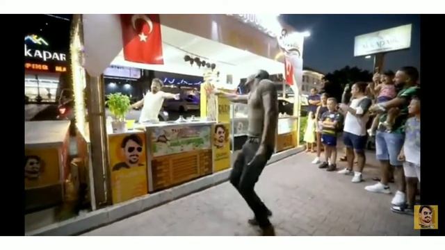 танцующий Продавец мороженого, ЗАГОРЕЛЫЙ ТАНЦОР