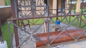 Из профильной трубы декоративное ограждения мангальной барбекю зоны, с элементами холодной ковки.