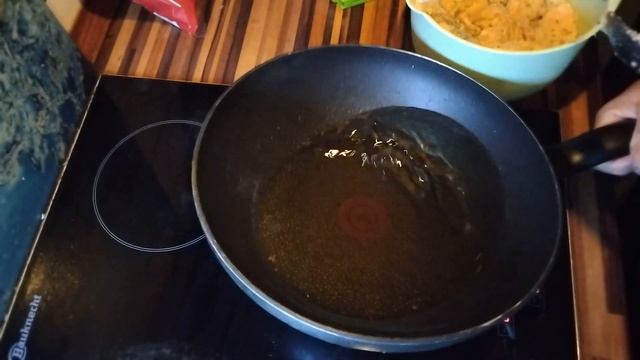 Из головы сома жарим мясо. Голова на 7 кг.))) смотреть онлайн