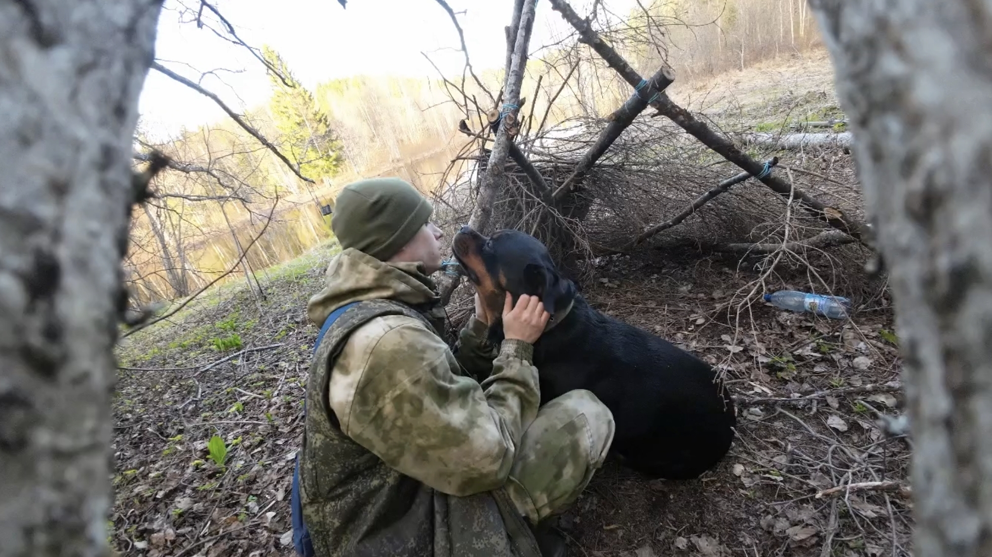 Прогулка в лес с собакой на рыбалку.