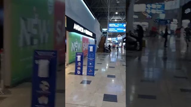 Аэропорт, стою у трапа самолёта смотреть онлайн