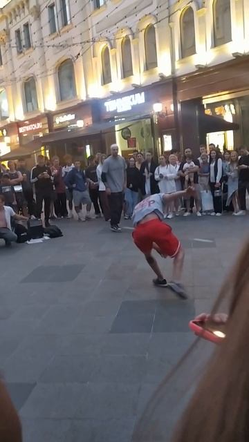 ЧТО ОН ТВОРИТ НА ОДНОЙ РУКЕ!!! #shorts смотреть онлайн