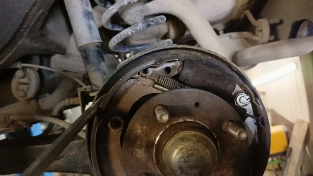 Клинит колесо. Либо не тормозит.