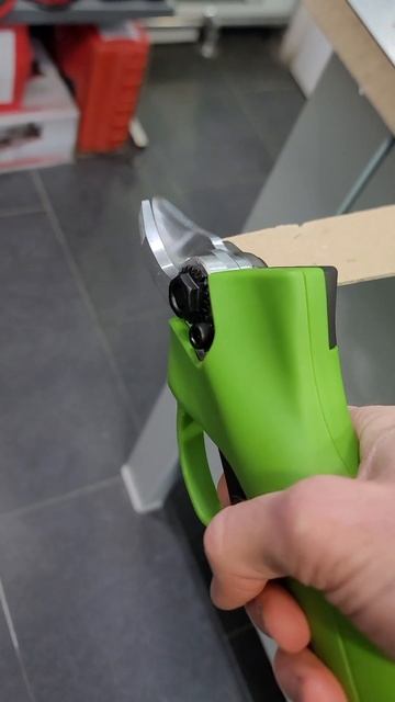 Аккумуляторный Секатор Procraft ES18Li смотреть онлайн