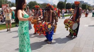 Под Индийские БАРАБАНЫ - ТАНЦУЮТ Все )