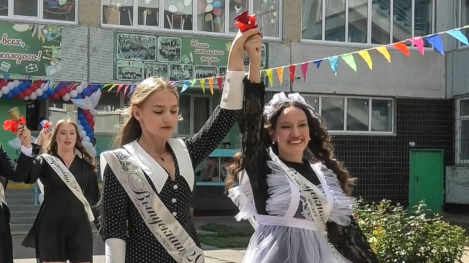 В школах Волжского прозвенел последний звонок смотреть онлайн
