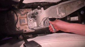 Замена центрального троса ручника, снятие консоли, сн?