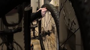 Как поменять резину на велосипеде используя подручны?