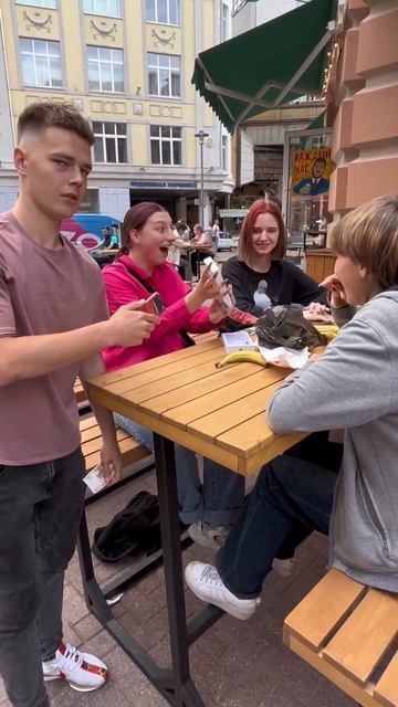 Подарил айфон📱😱 #айфон #подарок #радость #сюрприз #эмоции #шортс #прикол смотреть онлайн