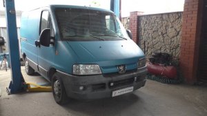 Замена передней левой стойки на Peugeot Boxer 2 2,2 дизель Пежо Боксер 2 2002 года