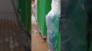 Человека плёнкой замотали