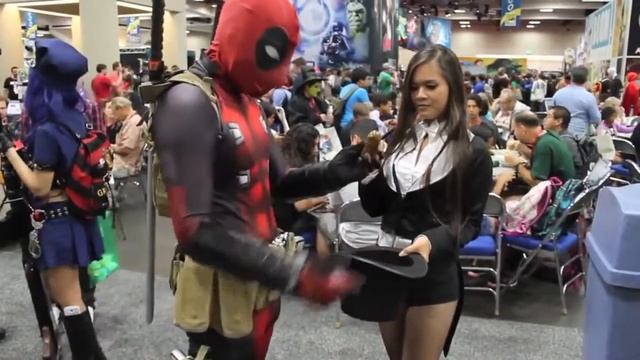 Крутой дэдпул развлекается на Comic Con смотреть онлайн