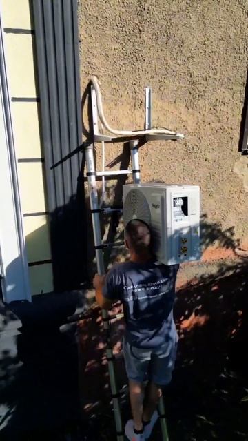 монтаж наружного блока с лестницы / установка кондици? смотреть онлайн