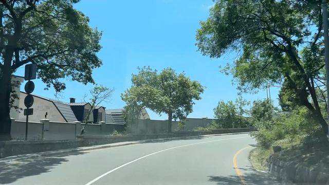 Ялта. От Колоннады по ул.Коммунаров вверх, до нижнего Таксопарка. 15.05.2025. Крым. Crimea. Yalta. смотреть онлайн