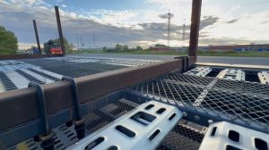 Автовоз Контейнеровоз Трубовоз с кониками едет на погрузку