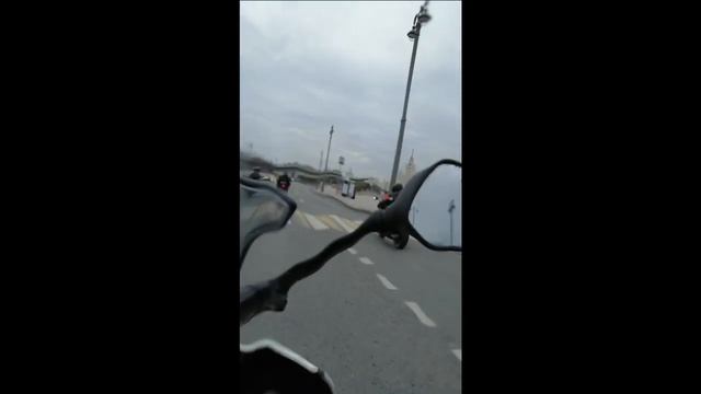 Держим дистанциию только на мотоцикле.