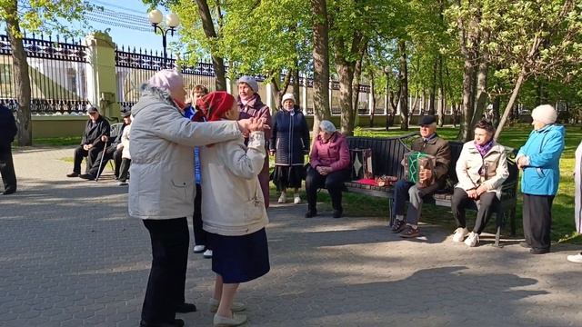Танцы под гармонь  в парке Гомеля.