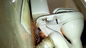 Стяжные болты заржавели. Снимаем бачок унитаза.