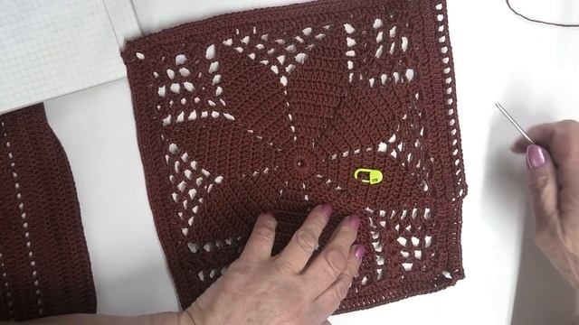 В этом году в моде вязанная сумка с узором квадратный мотив