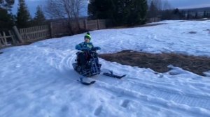 Детский снегоход типа Ларвен. Дети катаются по послед?