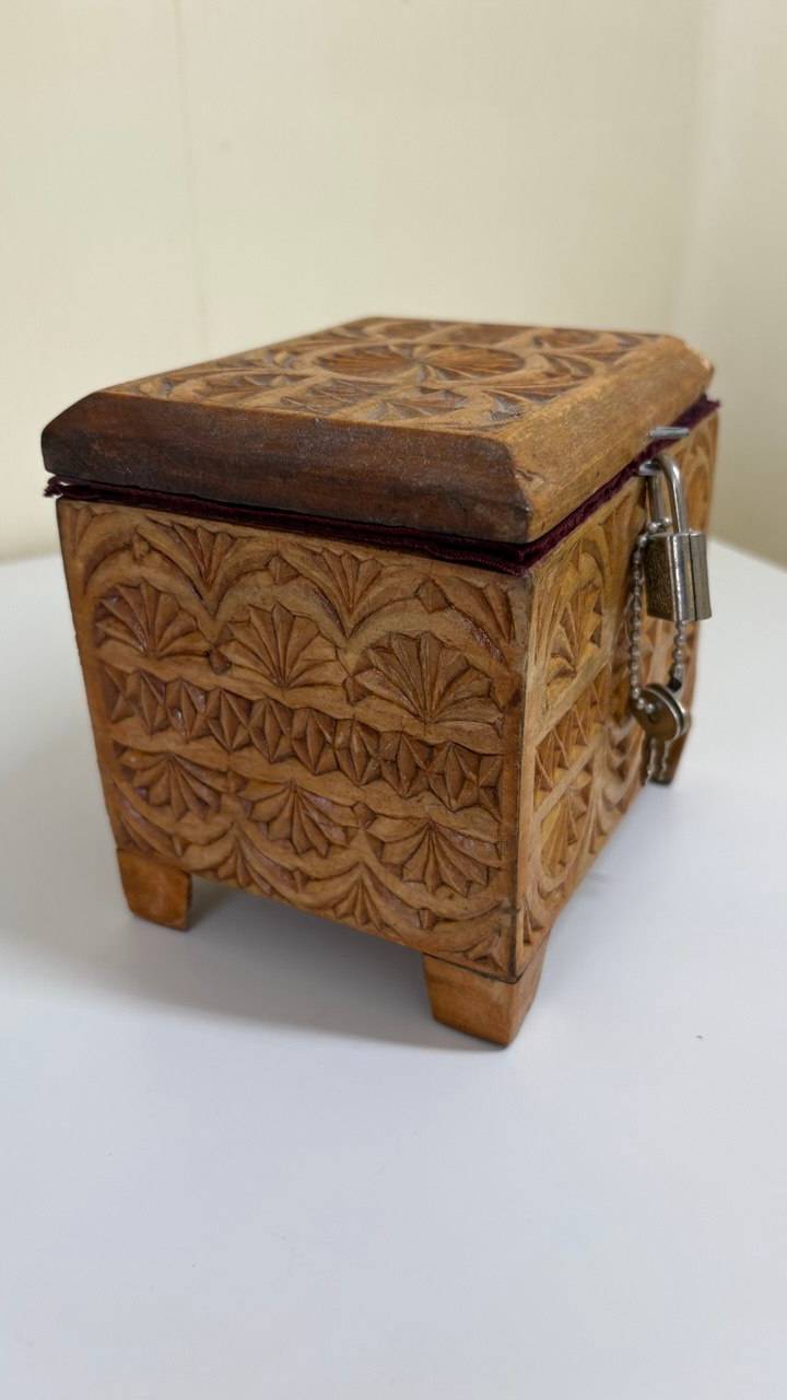 Резная шкатулка
