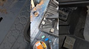 Додж Караван. Обслуживание разъёма бензонасоса.