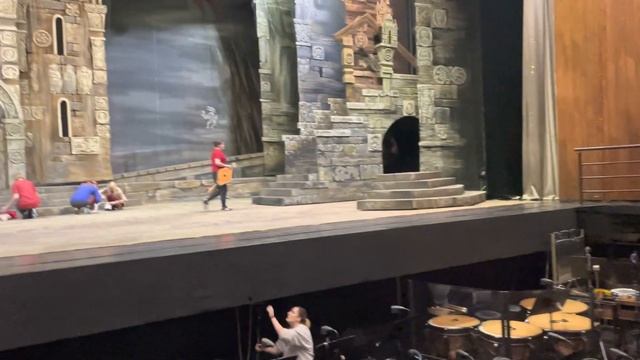 "Закулисье театра Оперы и Балета" на сцене смотреть онлайн