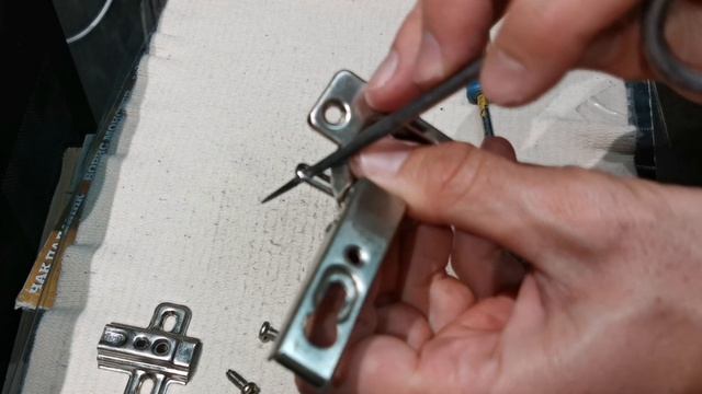 Мебельная петля с доводчиком. Разборка смотреть онлайн